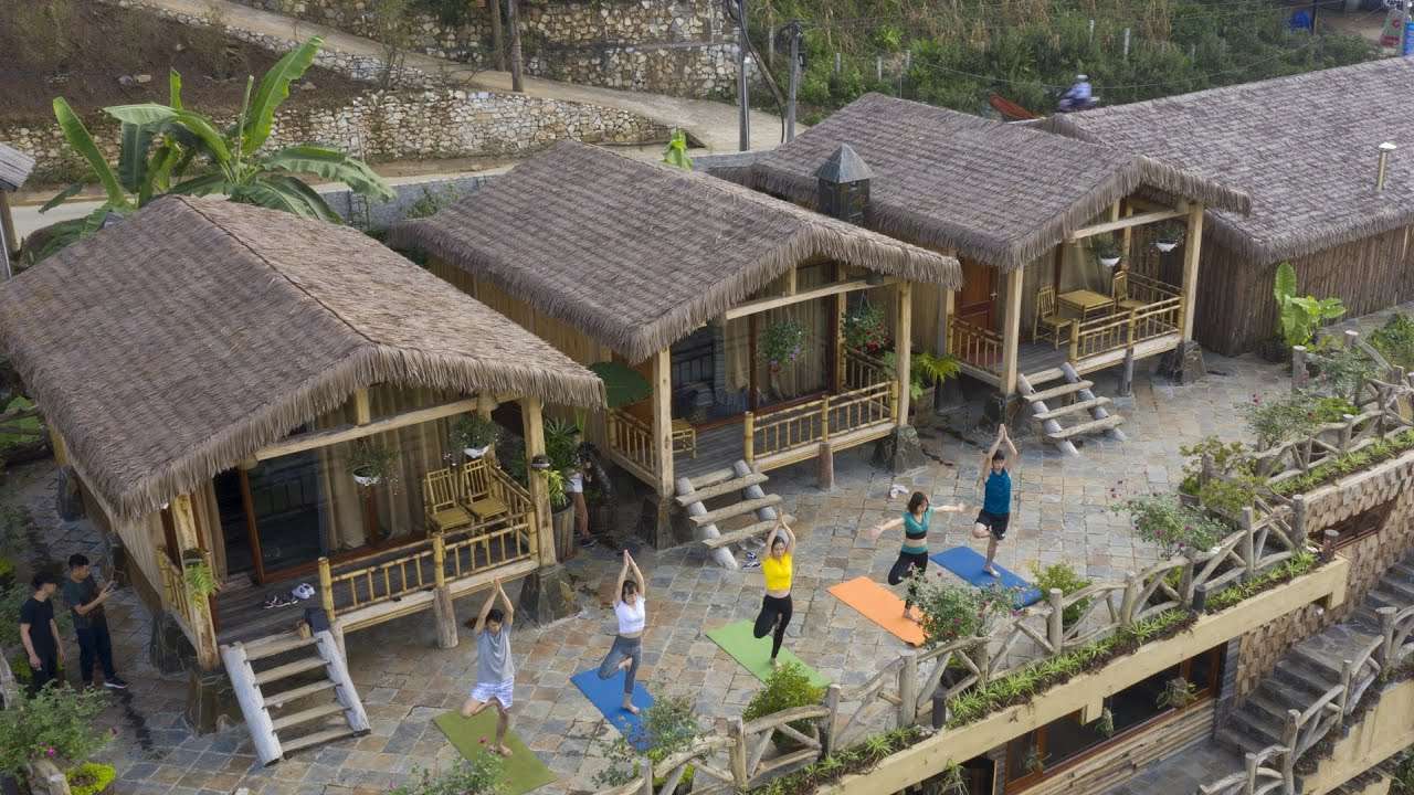 Mái nhà lợp rơm nhân tạo tại Eco Palms House